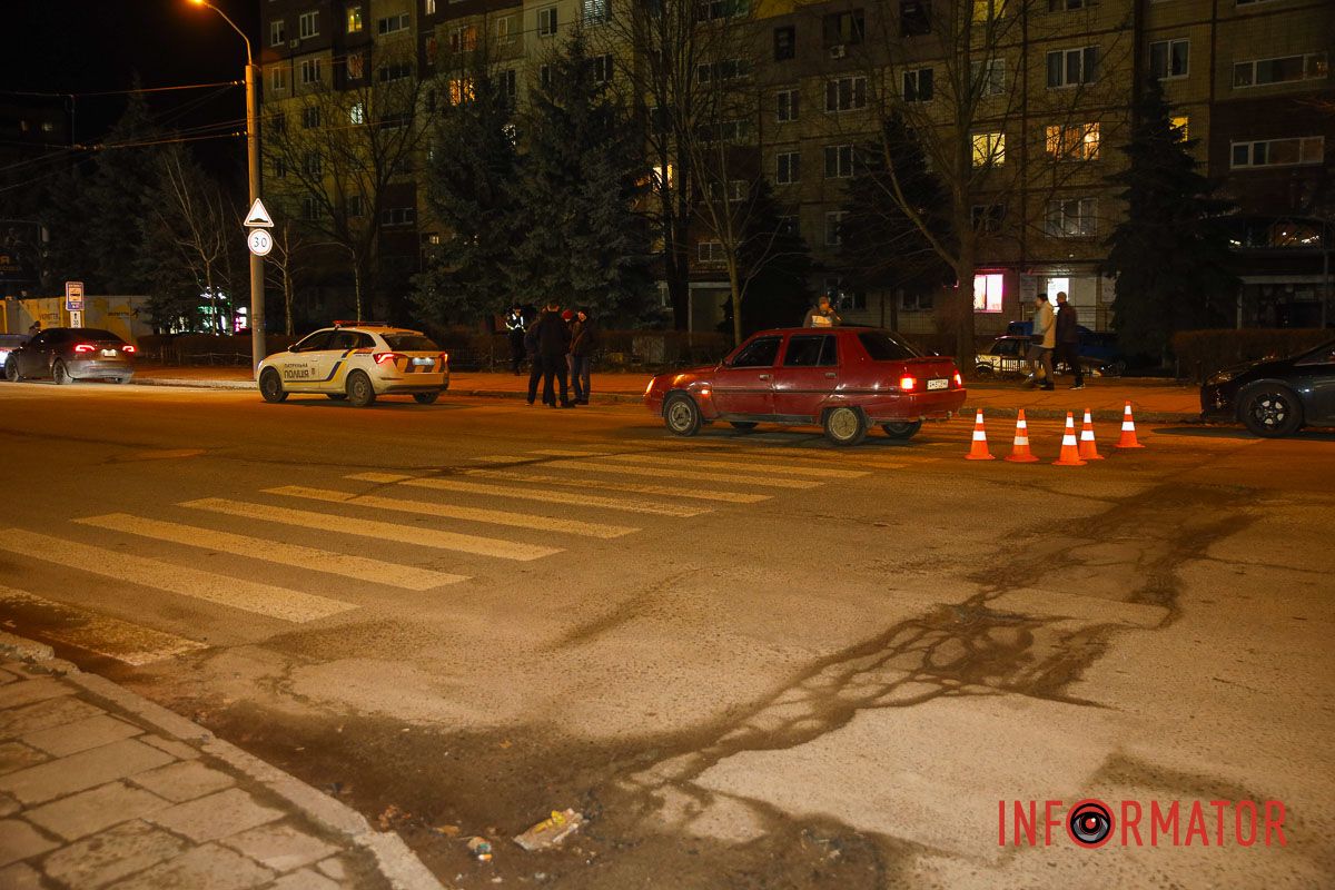 Предварительно, водитель сбил двух человек, когда они шли по пешеходному переходу Предварительно, водитель сбил двух человек, когда они шли по пешеходному переходу