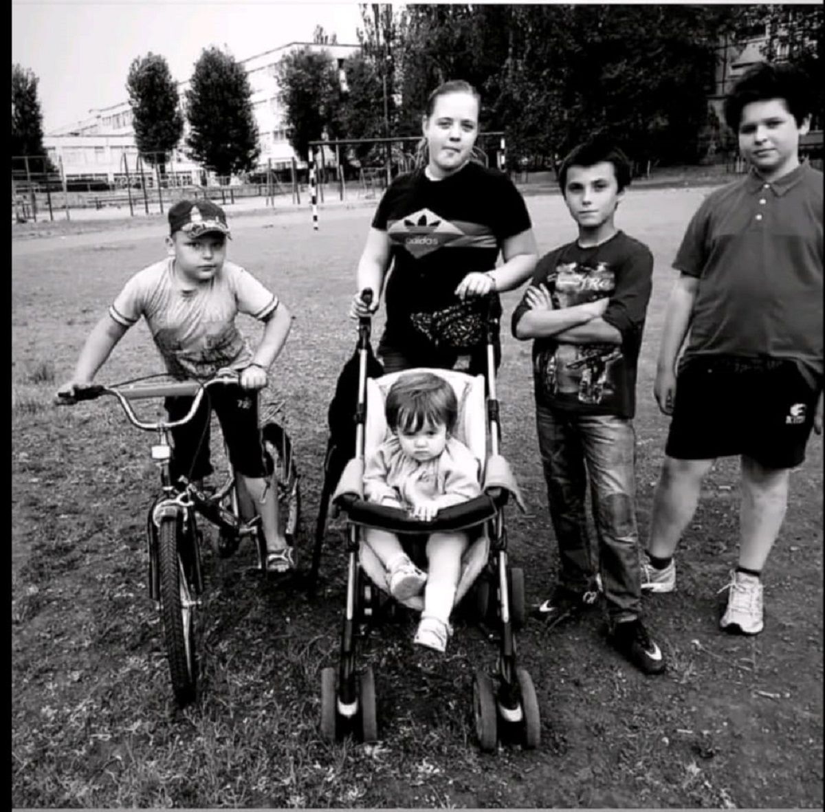 Маленький Іван на велосипеді поряд із друзями