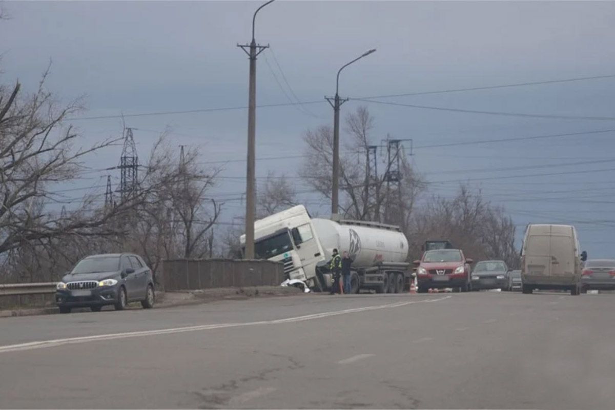 Он въехал в бетонный забор на мосту. Он въехал в бетонный забор на мосту.