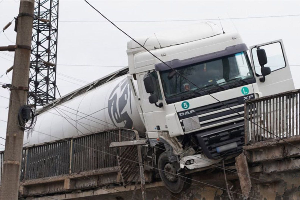 Водителю грузовика DAF стало плохо за рулем Водителю грузовика DAF стало плохо за рулем