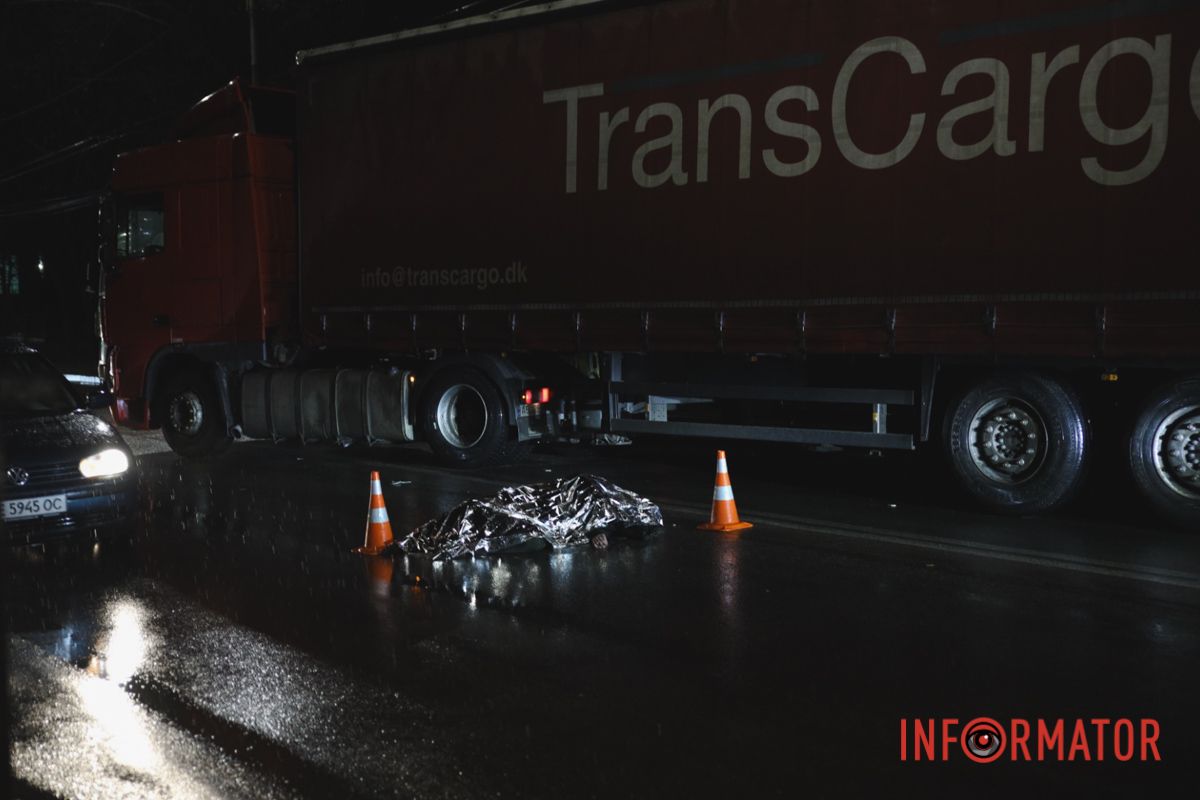 Тело до сих пор находится на проезжей части