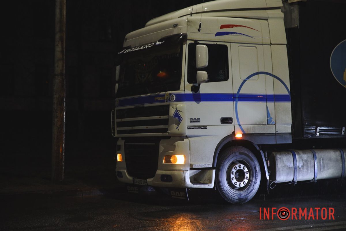 Дорогу начал перебегать мужчина. Произошло это вблизи пешеходного перехода