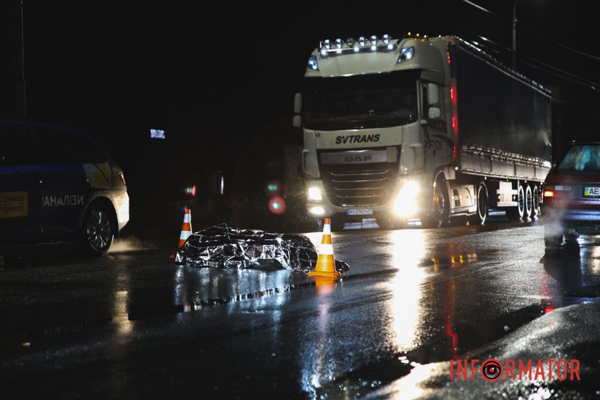 Автомобиль DAF во время движения сбил мужчину