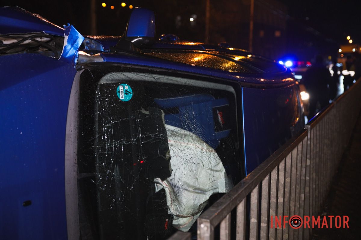 Ford остановился в забор