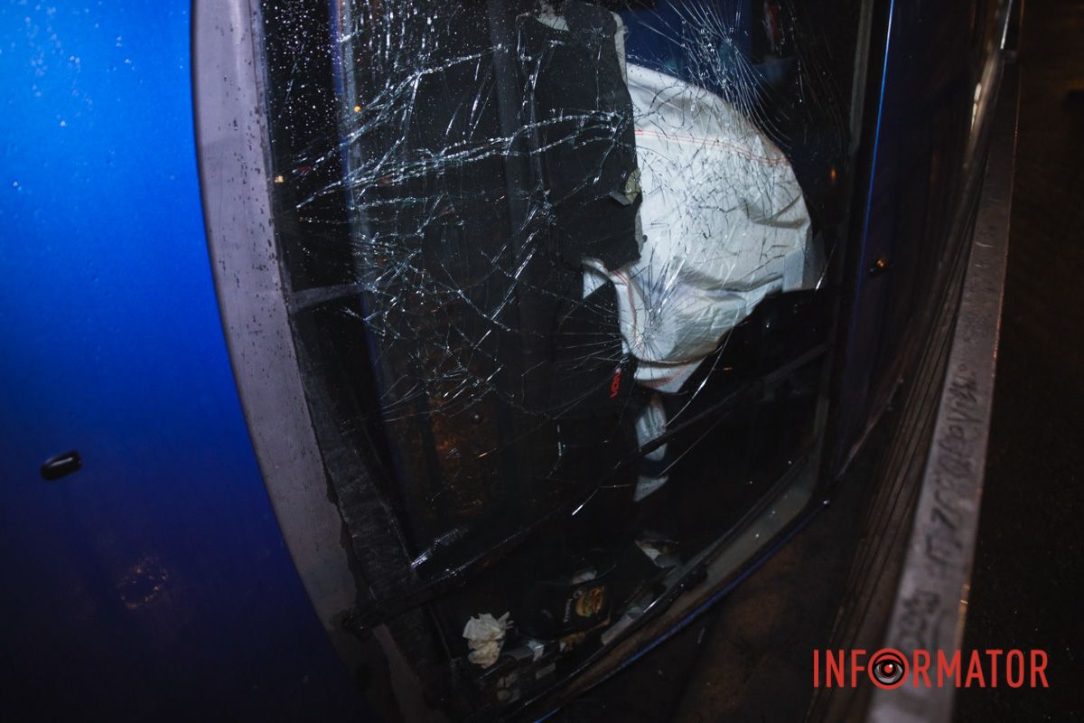 Водитель Nissan начал перестраиваться в крайнюю левую полосу