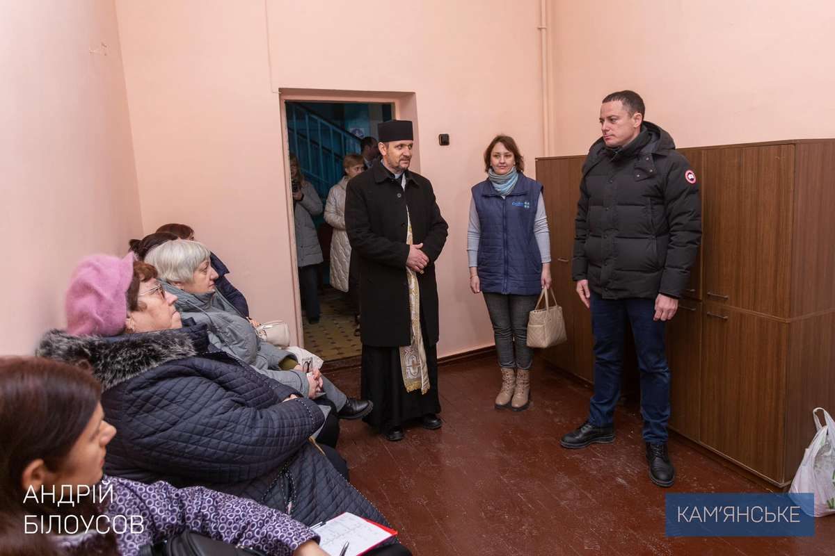 Волонтеры плетут маскировочные сетки для наших защитников и делают окопные свечи