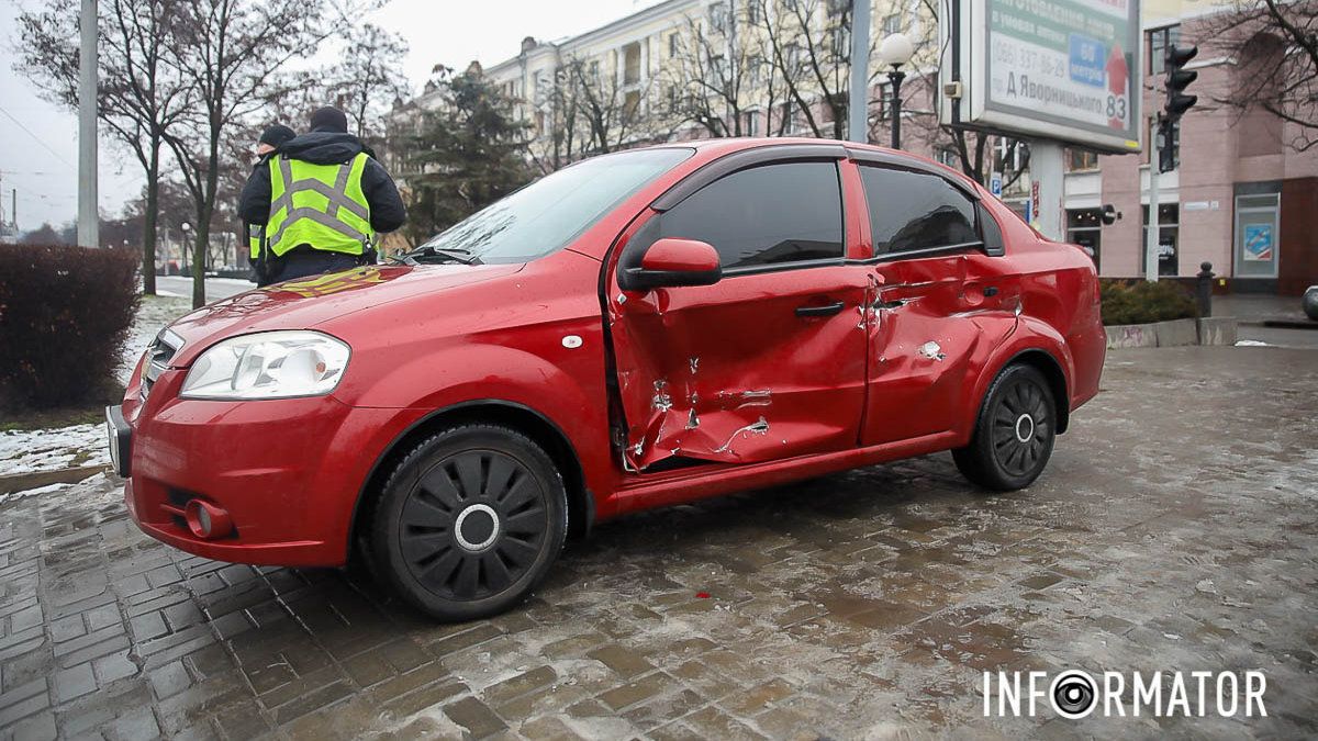 Тягнув декілька метрів: у Дніпрі на проспекті Дмитра Яворницького трамвай №1 зіткнувся з Chevrolet