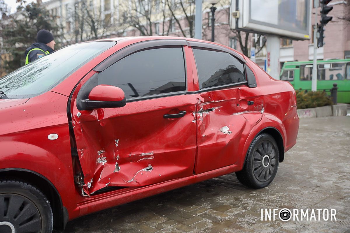 Chevrolet двигался по улице Андрея Фабра в сторону Сечеславской Набережной