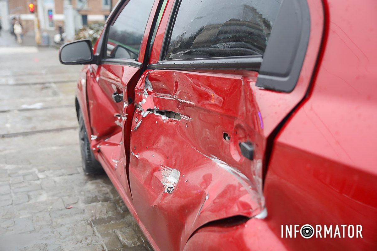 В Днепре на проспекте Дмитрия Яворницкого трамвай №1 столкнулся с Chevrolet