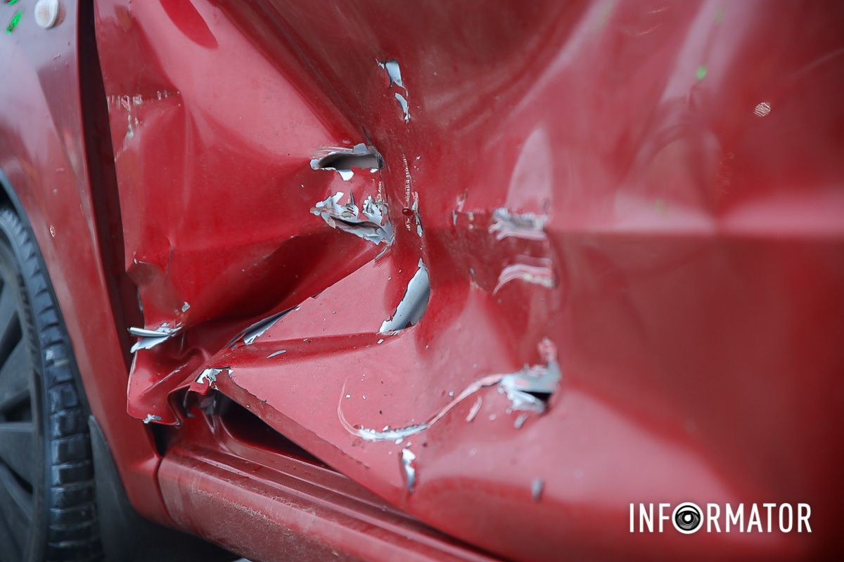 Chevrolet начал пересекать трамвайный путь и сбоку в него въехал трамвай