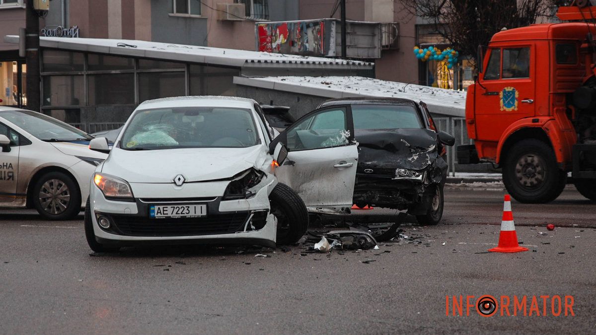 У Дніпрі на Слобожанському проспекті ВАЗ на швидкості зіткнувся з Renault