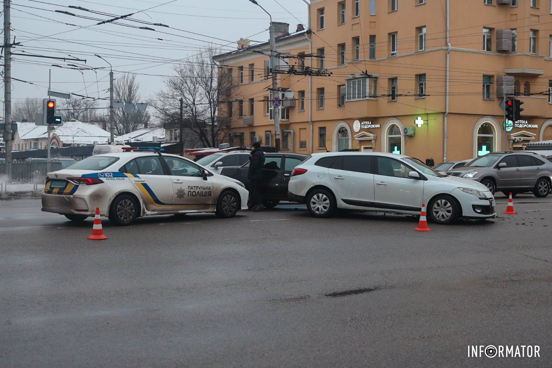 Renault начал выполнять поворот в направлении Калиновой Renault начал выполнять поворот в направлении Калиновой