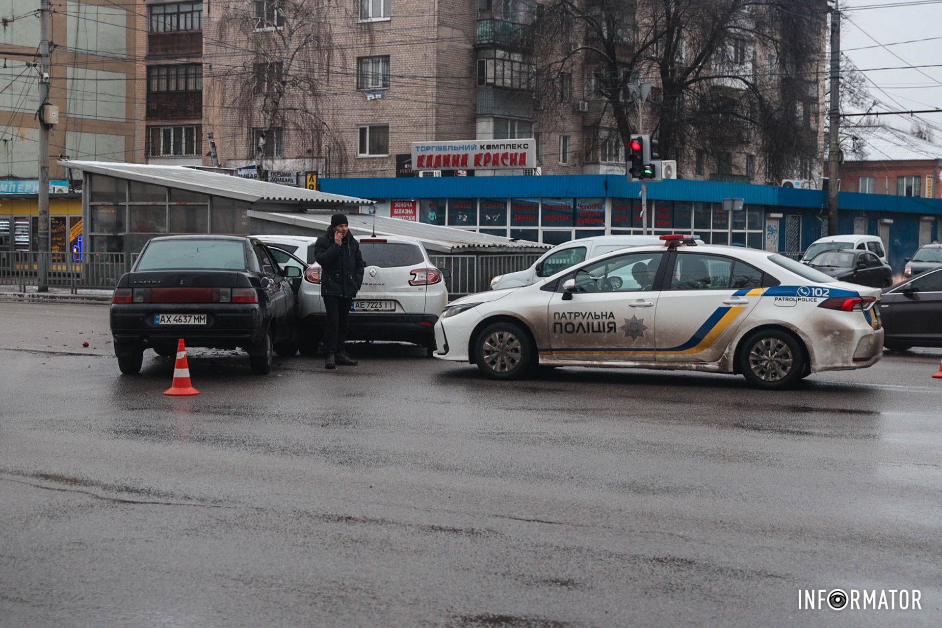 Renault двигался по Слобожанскому проспекту со стороны центра Renault двигался по Слобожанскому проспекту со стороны центра