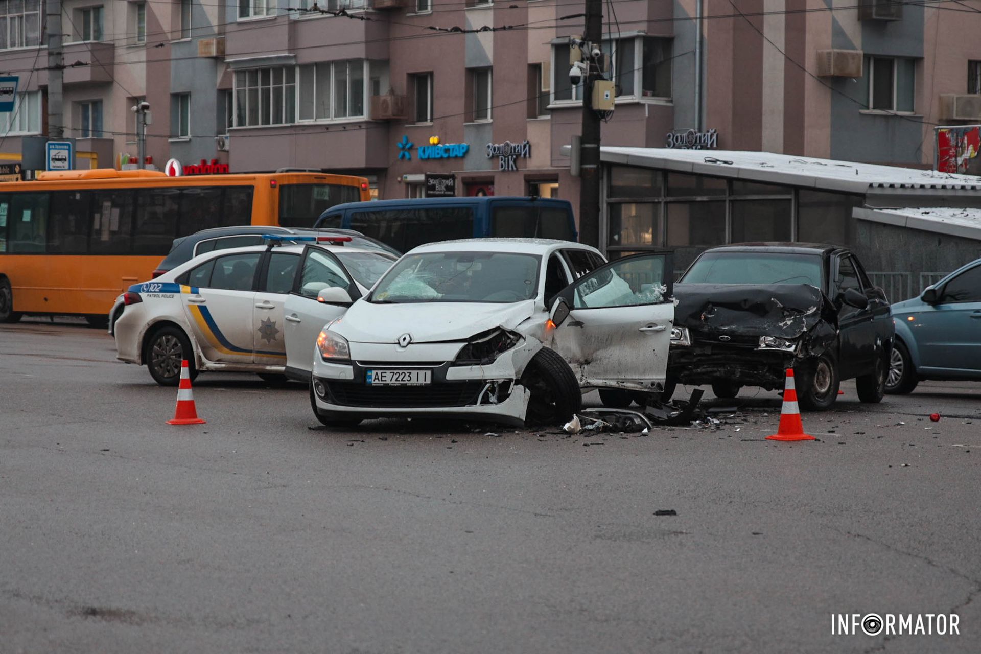Столкнулись автомобили Renault и ВАЗ Столкнулись автомобили Renault и ВАЗ