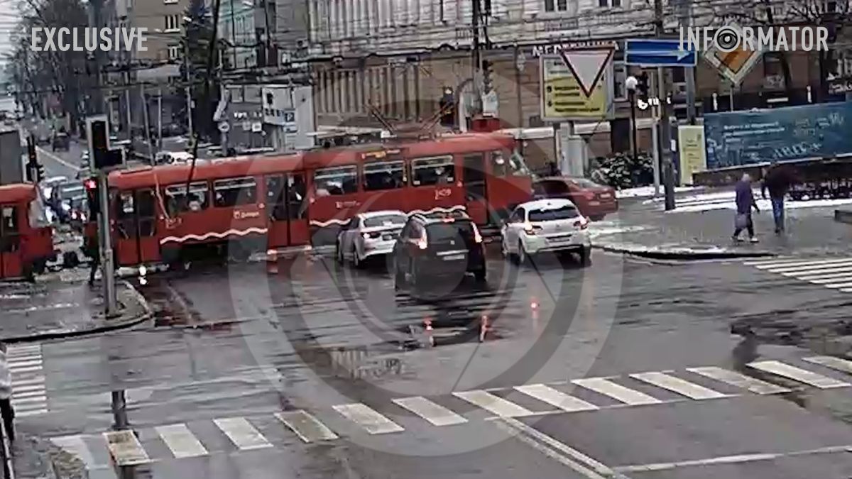 В Днепре на проспекте Яворницкого трамвай №1 столкнулся с Chevrolet и протянул авто несколько метров: видео момента