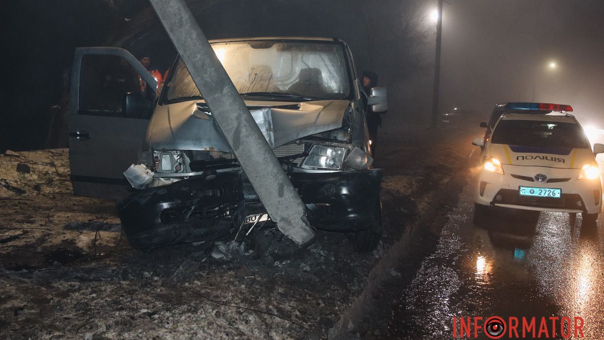 У Дніпрі на Криворізькій Mercedes-Benz влетів у бетонний стовп: поліція розшукує водія