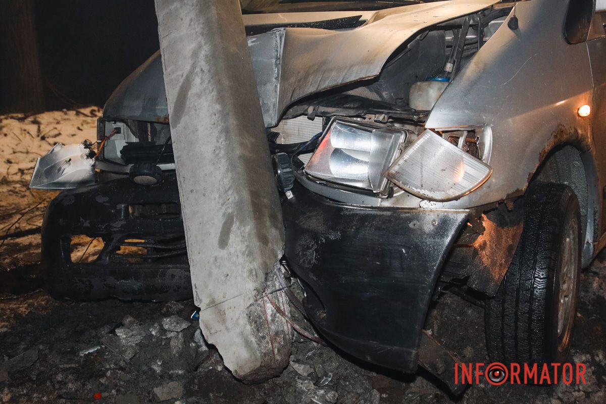 Mercedes-Benz врізався у стовп