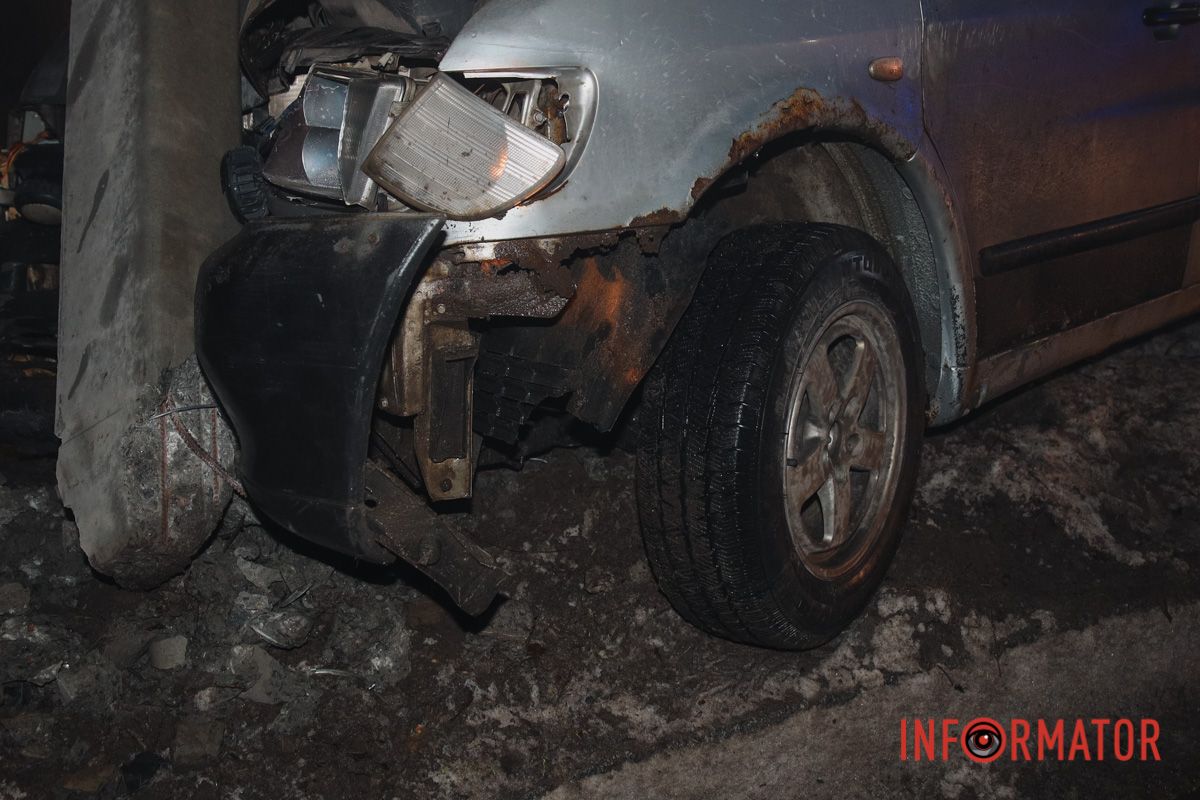 Мікроавтобус Mercedes-Benz Vito врізався у бетонний стовп