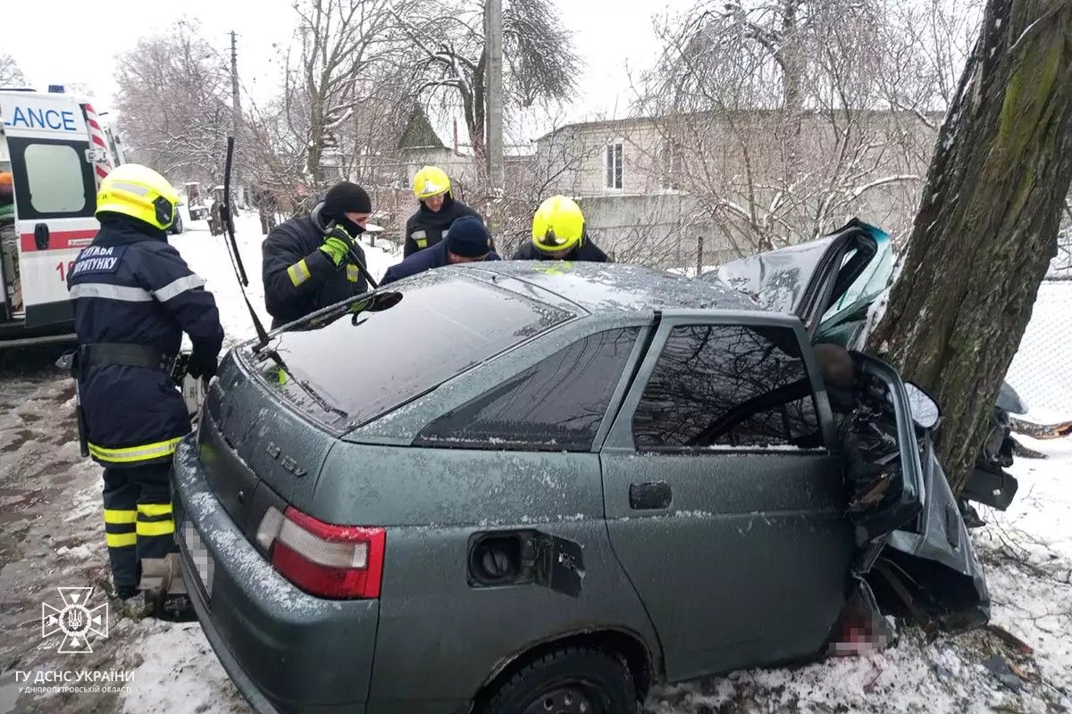 Водій ВАЗ не впорався з керуванням Водій ВАЗ не впорався з керуванням