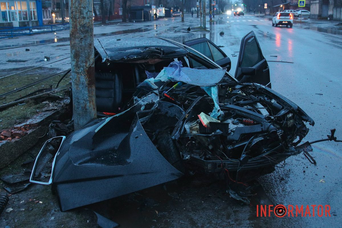 Тут Mercedes влетів в стовп