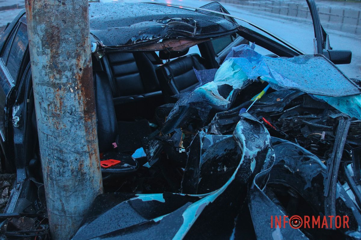 За словами свідків, жінку та водія затисло в салоні понівеченого авто