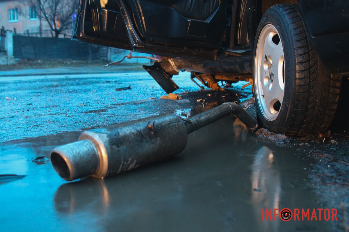 Ймовірно, водій не впорався з керуванням, виїхав на зустрічну смугу та влетів в стовп