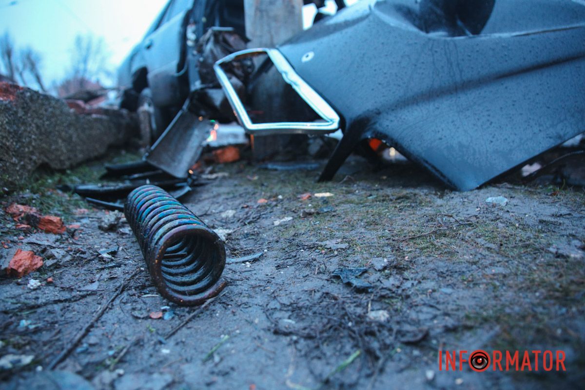 За словами свідків, жінку та водія затисло в салоні понівеченого авто