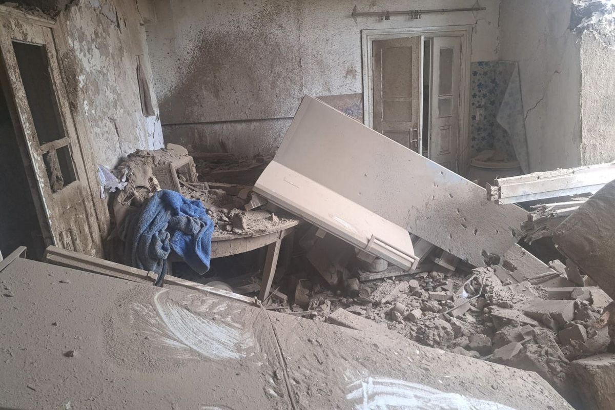 Также били из тяжелой артиллерии.