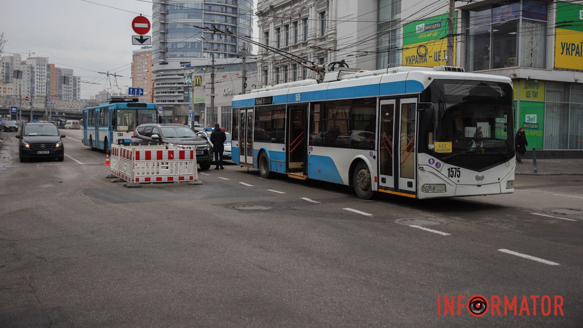 В Днепре на Князя Владимира Великого столкнулись Mitsubishi и троллейбус: изменения в движении электротранспорта