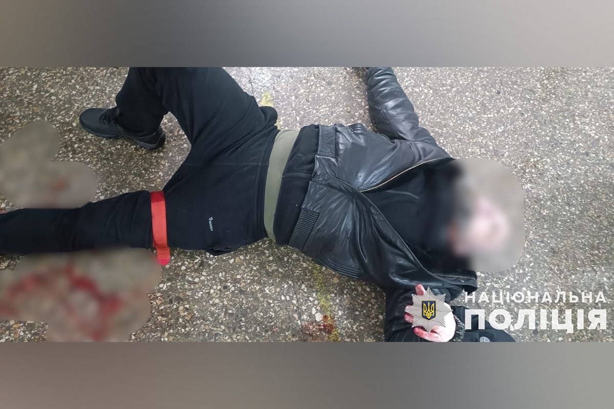 В ході конфлікту один з чоловіків дістав гранату та кинув іншому під ноги В ході конфлікту один з чоловіків дістав гранату та кинув іншому під ноги