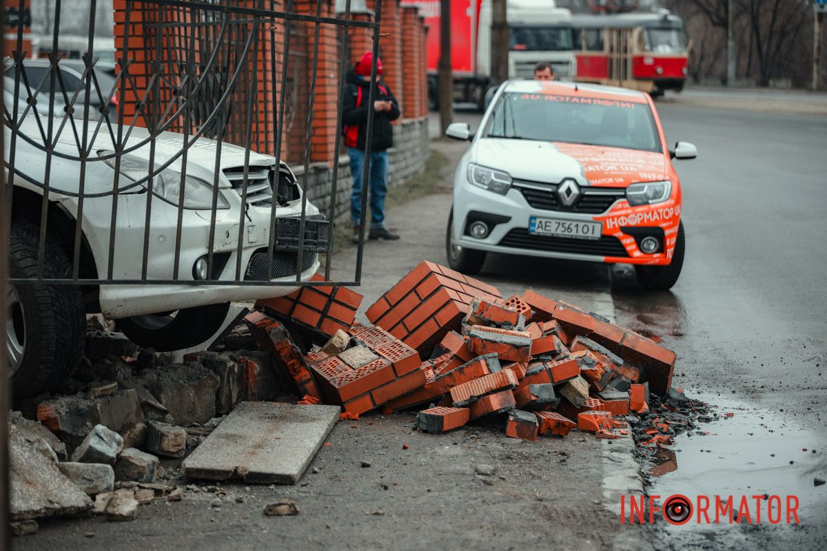 Здесь автомобиль Mercedes врезался в забор на парковке