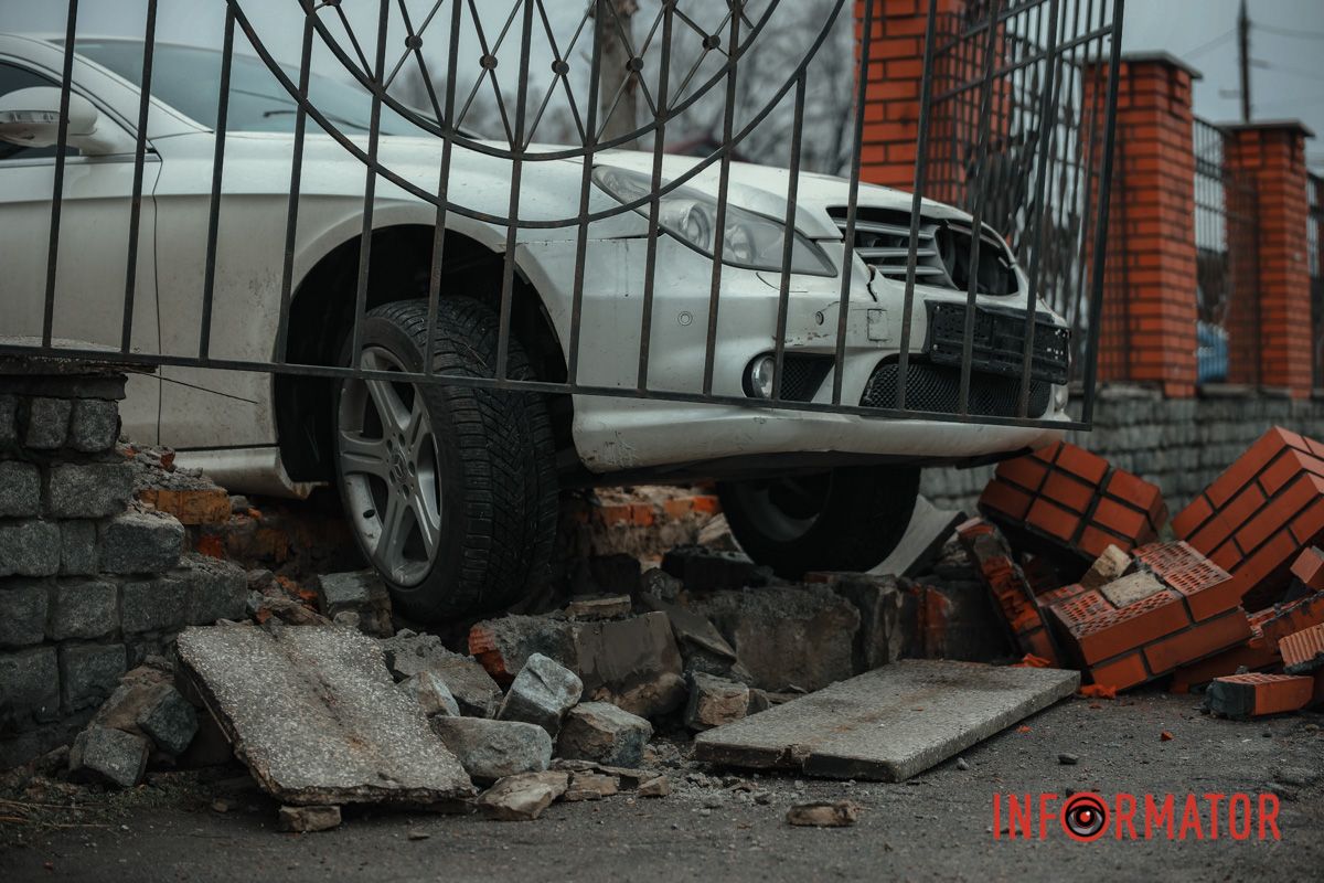 От удара сооружение разрушилось и кирпич упал на тротуар