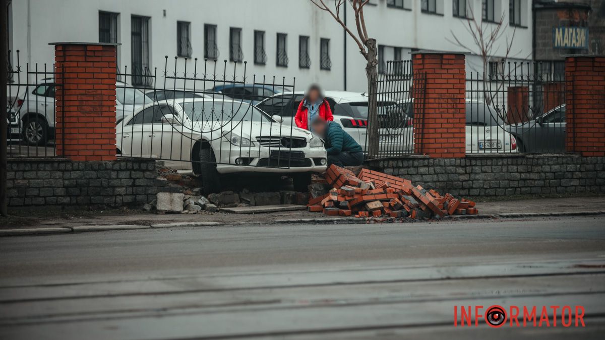 У Дніпрі на Майнулівському проспекті біля заїзду у McDonald’s Mercedes зніс паркан на паркувальному майданчику