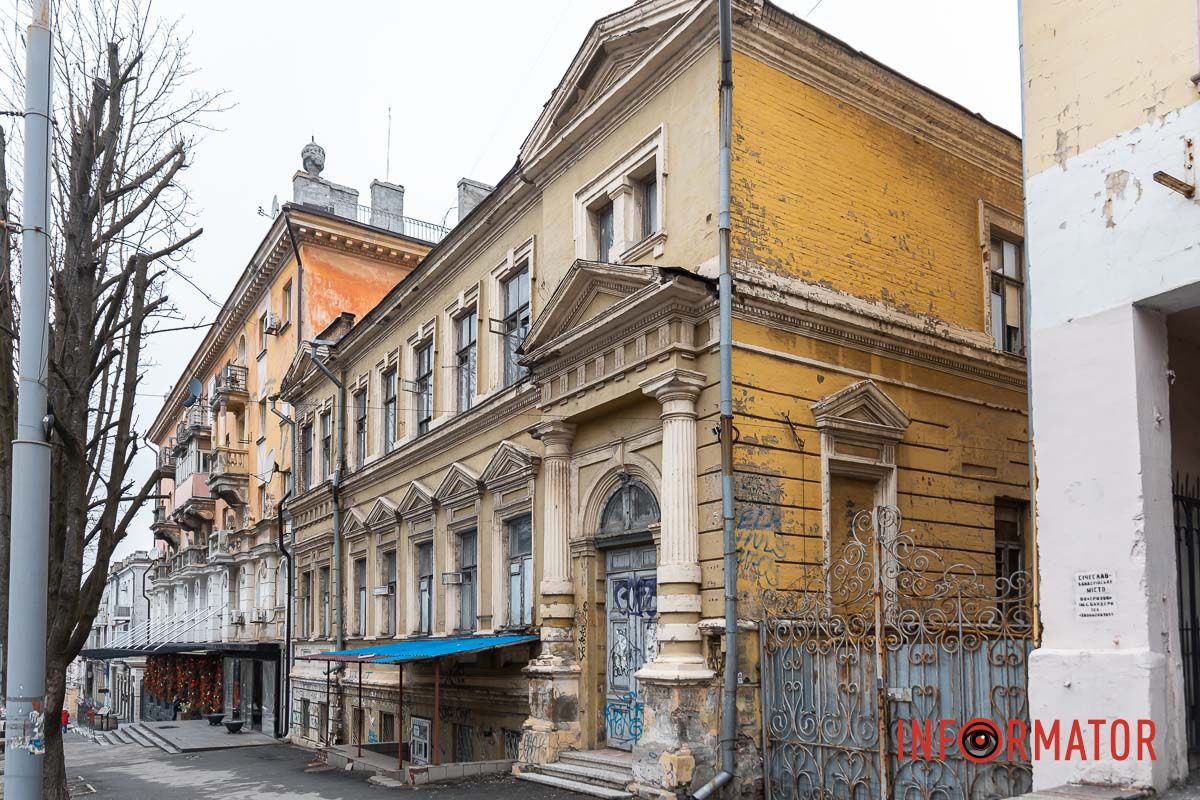 Кованые металлические ворота со стороны проспекта Кованые металлические ворота со стороны проспекта