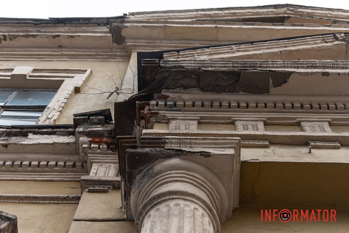 Фасад дома осыпается Фасад дома осыпается