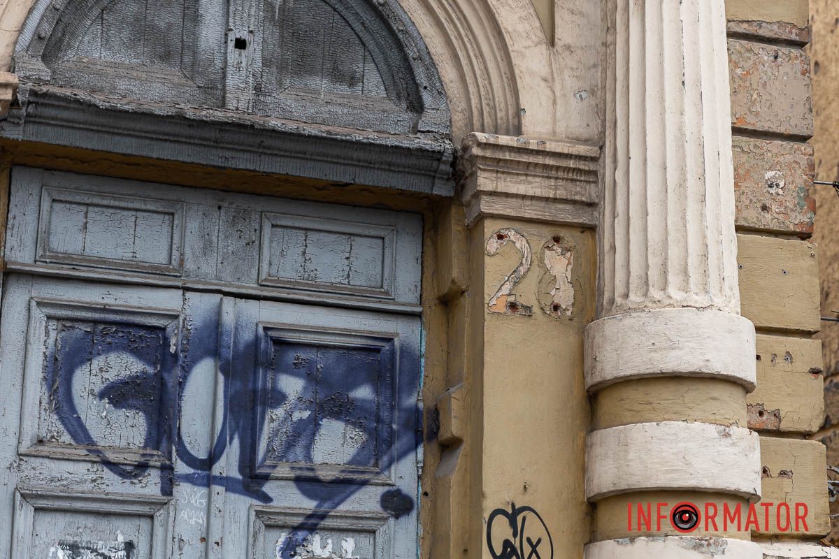 Двери обрисованы граффити Двери обрисованы граффити