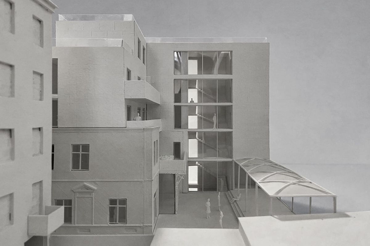 Во дворе - 5-этажная пристройка Во дворе - 5-этажная пристройка