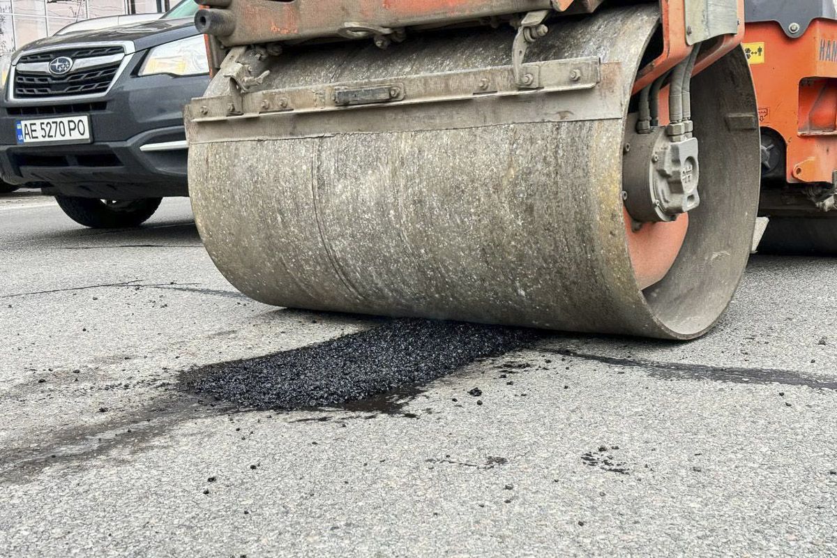 В першу чергу, дорожні бригади працюють на мостах, шляхопроводах та основним магістралям міста