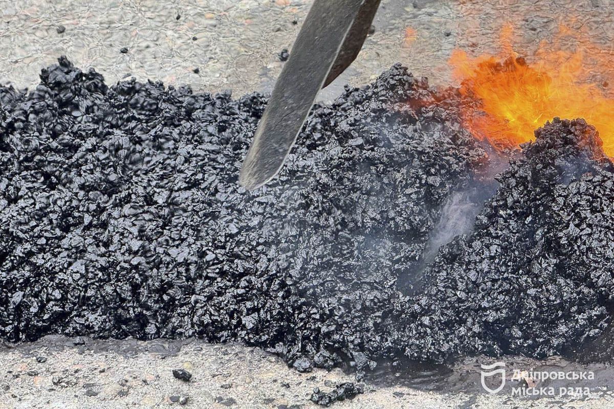 Комунальники застосовують європейську технологію холодного асфальтування