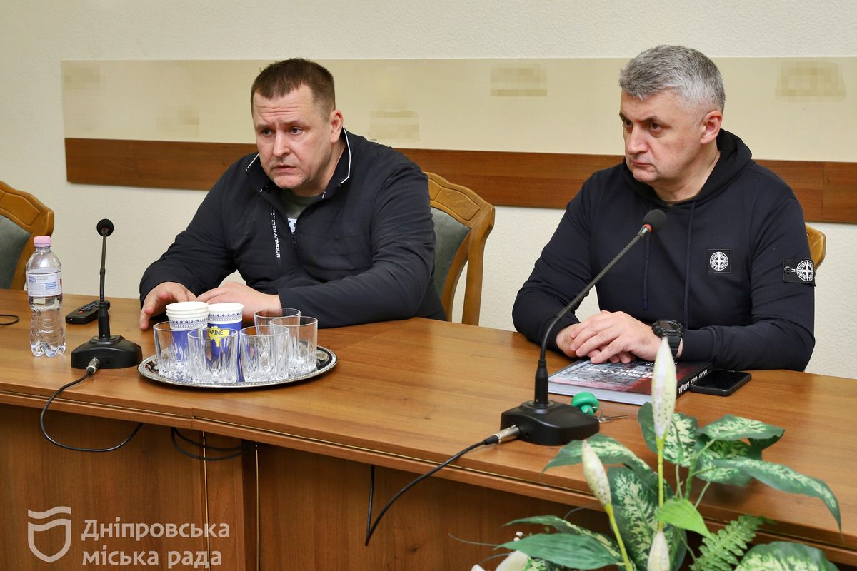 Борис Филатов встретился с корреспондентами и пресс-офицерами, освещающими войну Борис Филатов встретился с корреспондентами и пресс-офицерами, освещающими войну