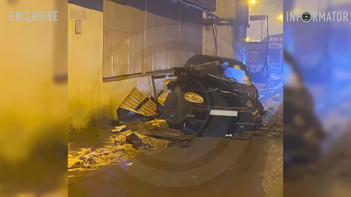 У Дніпрі на Маковій п'яний водій Jeep виїхав на зустрічну cмугу та врізався у Daewoo: чоловіка вивільняли рятувальники