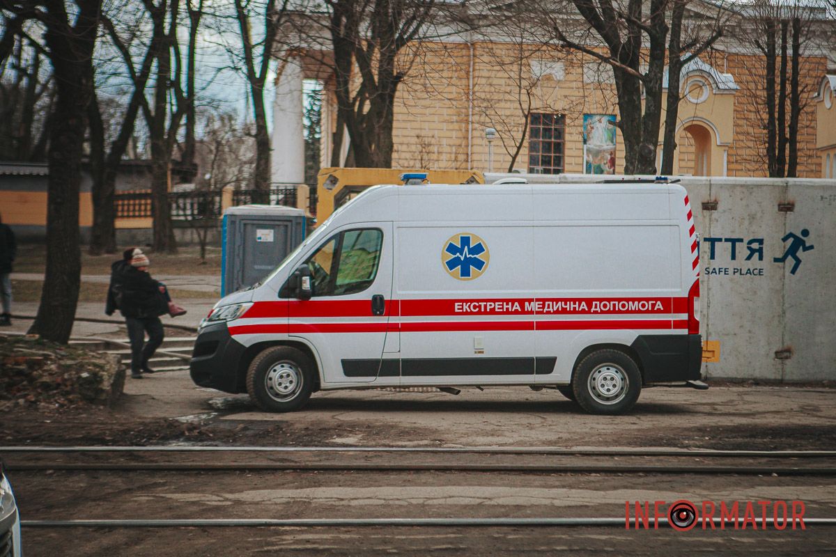 Хотя мы стали свидетелями, как с теплотрассы выносили на руках лицо женского пола. Хотя мы стали свидетелями, как из теплотрассы выносили на руках лицо женского пола.