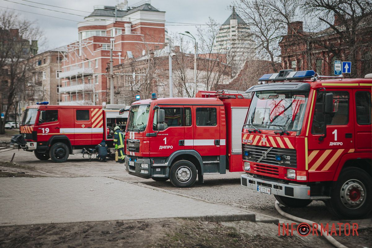 На месте работают как минимум 4 экипажа спасателей. На месте работают как минимум 4 экипажа спасателей.