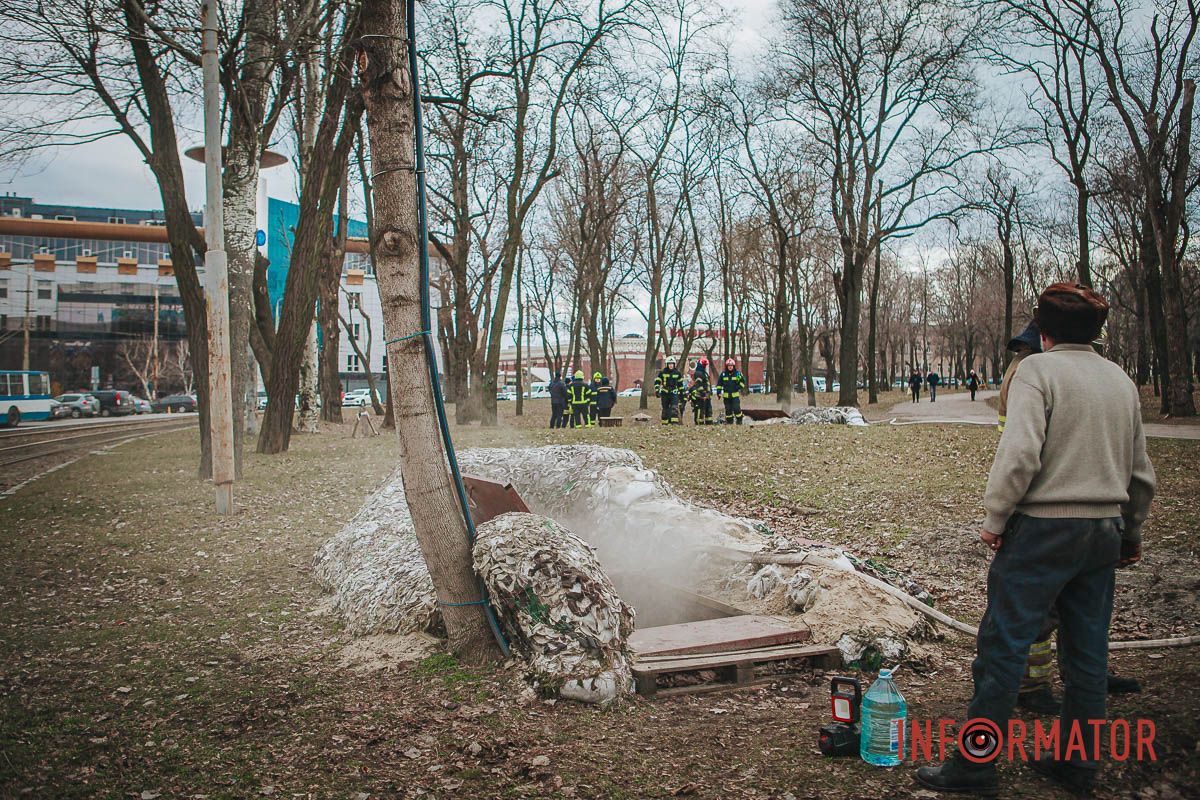 По предварительной информации, здесь произошло возгорание теплотрассы. По предварительной информации, здесь произошло возгорание теплотрассы.