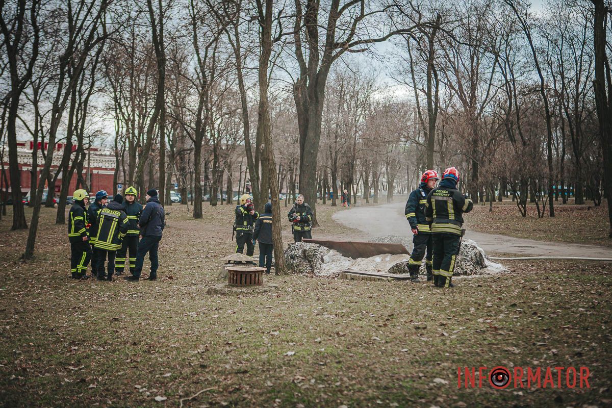 Во вторник, 20 февраля, в Днепре на площади Соборной увидели спасателей, полицейских и медиков Во вторник, 20 февраля, в Днепре на площади Соборной увидели спасателей, полицейских и медиков