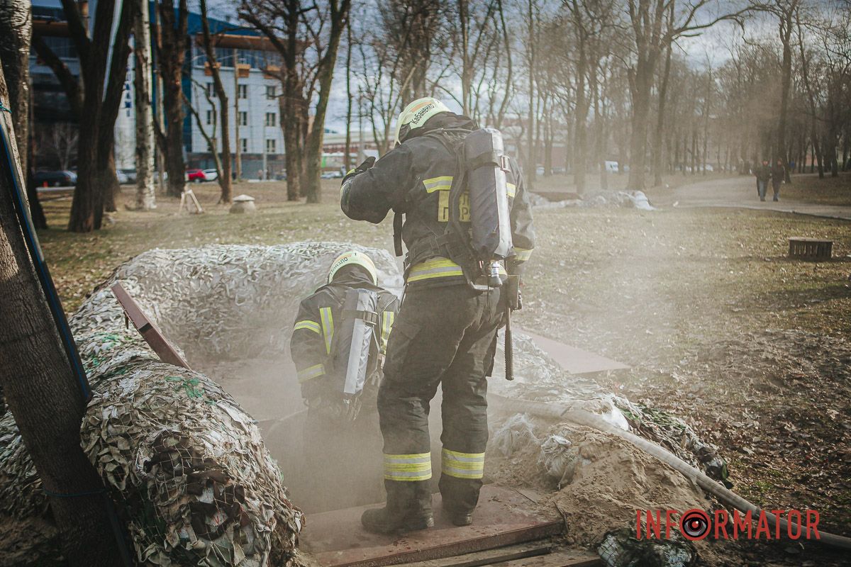Спасатели работают на месте происшествия Спасатели работают на месте происшествия