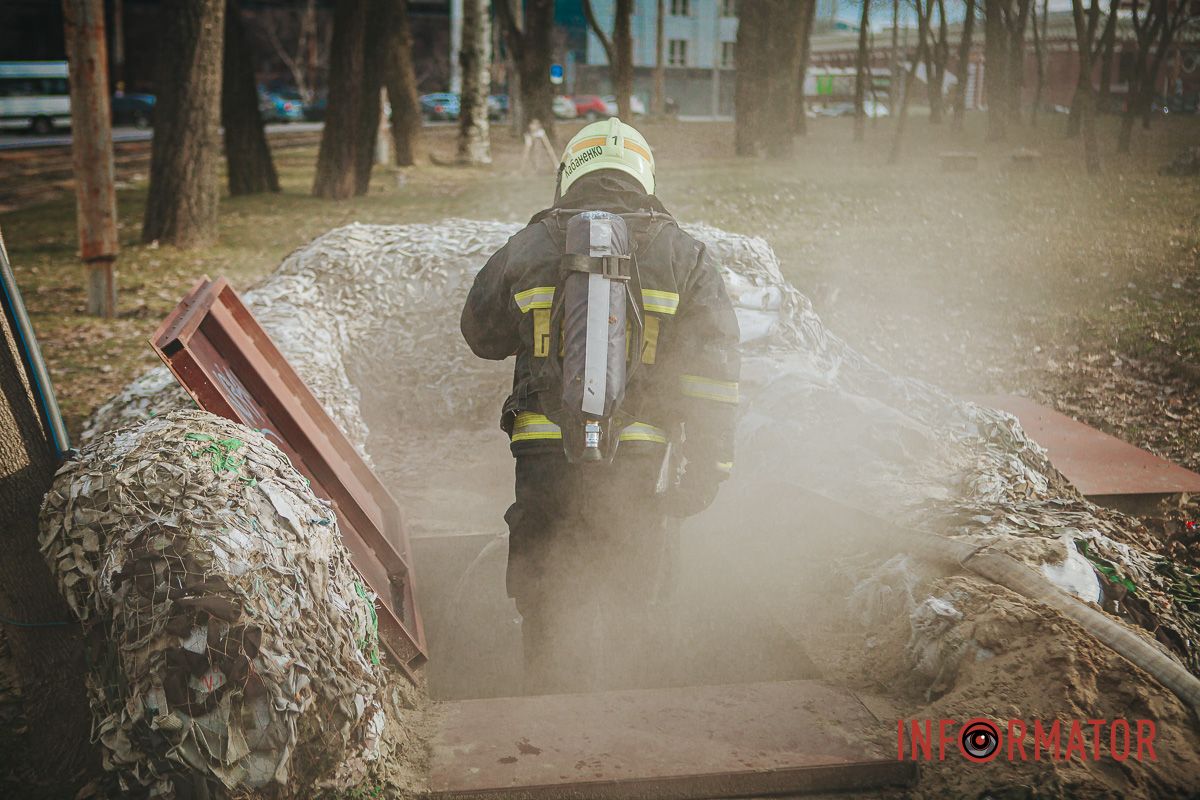 Отметим, что трое спасателей надели специальную амуницию с баллонами кислорода и спустились в помещение под землей Отметим, что трое спасателей надели специальную амуницию с баллонами кислорода и спустились в помещение под землей