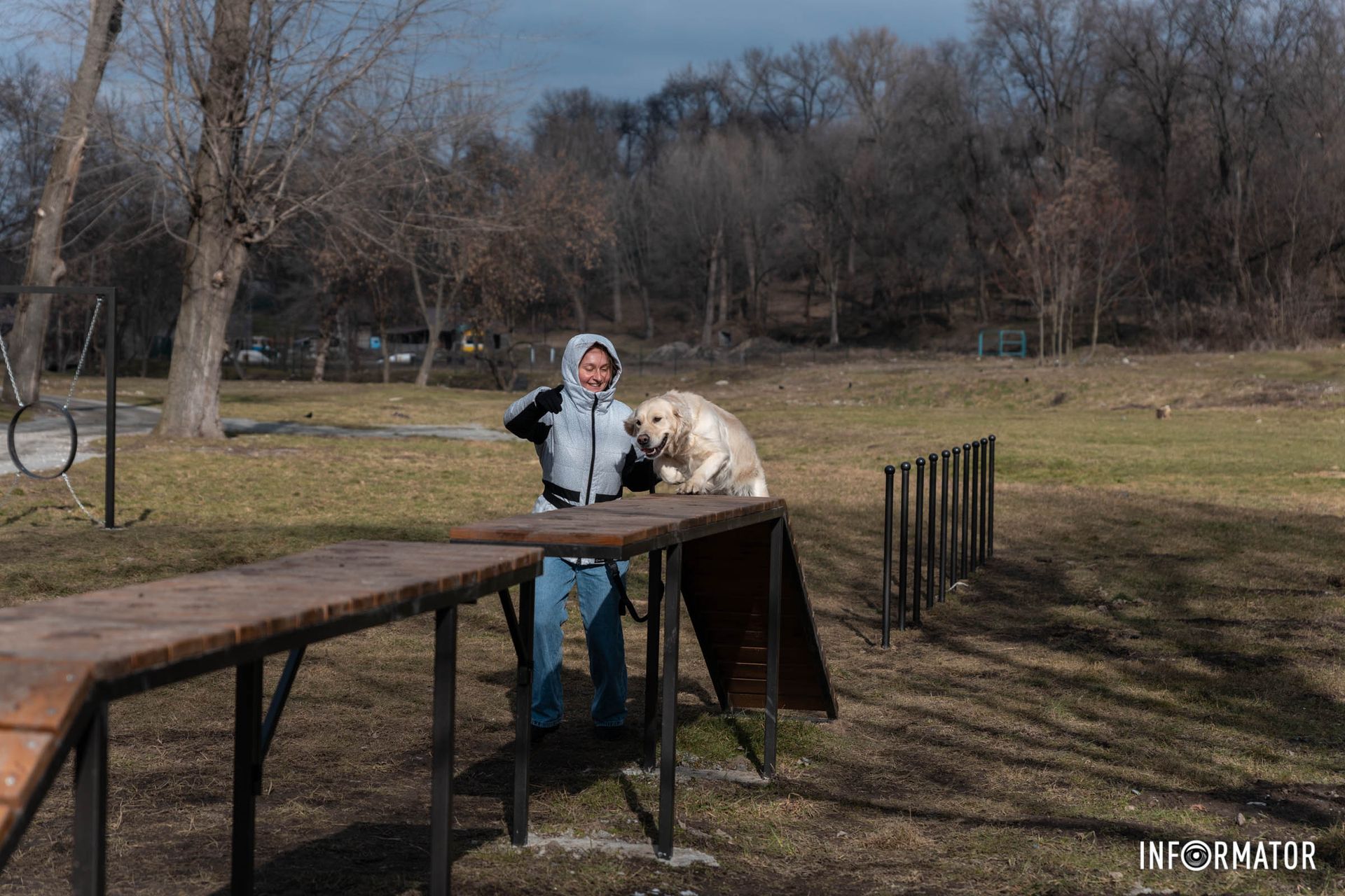 Золотиста ретриверка Віоль зі своєю господаркою тут вперше