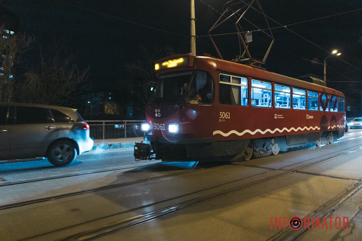 Автомобиль стоит на трамвайном пути Автомобиль стоит на трамвайном пути