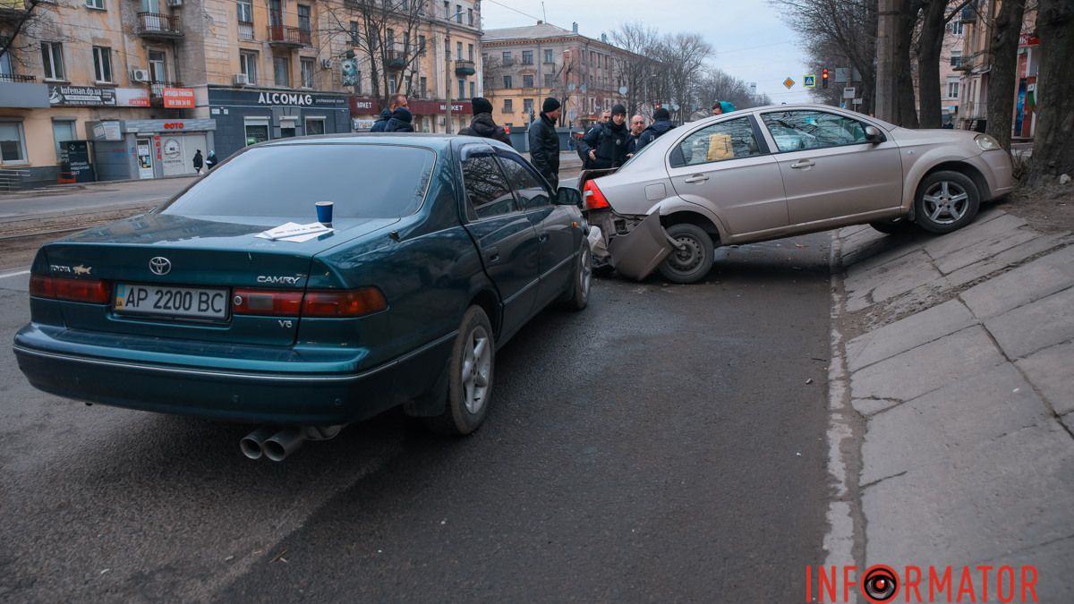 У Дніпрі на Мазепи нетверезий водій Toyota врізався у припарковані Chevrolet: одна з автівок вилетіла на узбіччя